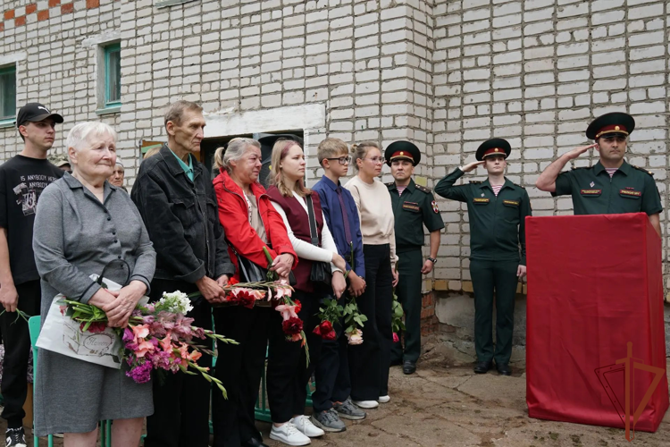 В Кировской области состоялось открытие мемориальной доски в честь геройски погибшего в зоне СВО росгвардейца (видео)