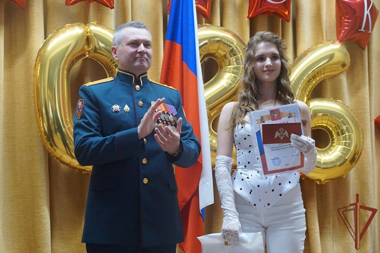 В Хабаровске росгвардейцы вручили выпускникам премию имени сотрудника ОМОН сержанта милиции Виталия Федорищева
