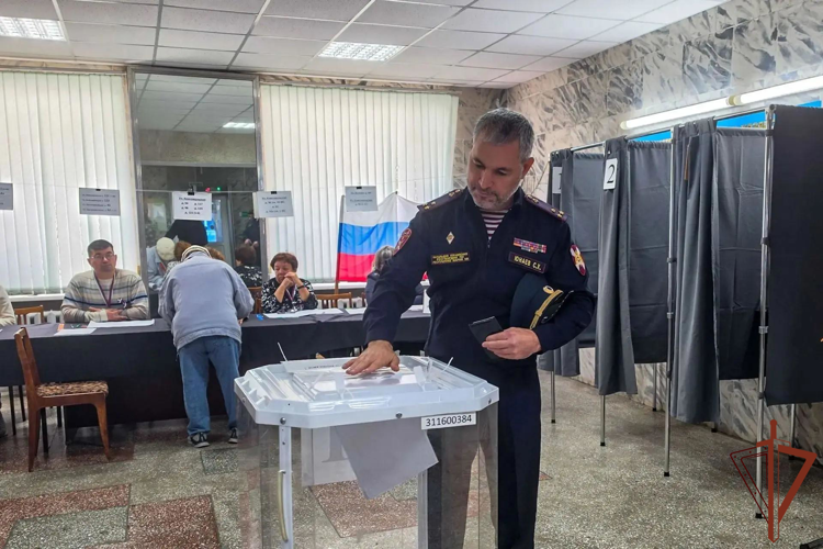 В Приволжье росгвардейцы принимают участие в голосовании на выборах депутатов Государственной думы Российской Федерации (видео)
