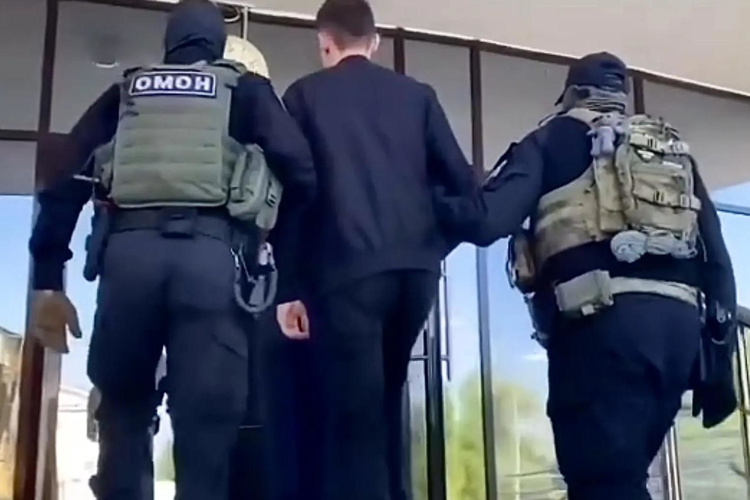 В Оренбурге при содействии ОМОН Росгвардии задержан 17-летний местный житель, обвиняемый в применении насилия в отношении представителя власти (видео)