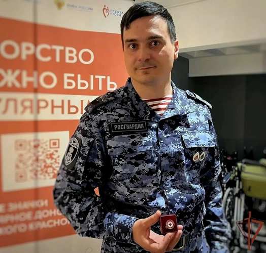 В Москве почетный донор Росгвардии получил награду Российского Красного Креста