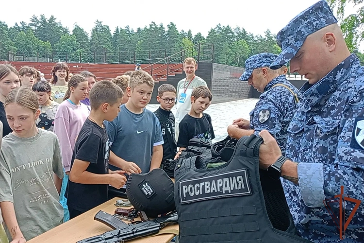 Летние патриотические мероприятия для школьников проводят росгвардейцы в Центральной России (видео)