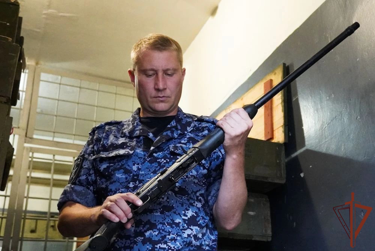 В Пензе росгвардейцы передали бойцам СВО 35 гражданских ружей