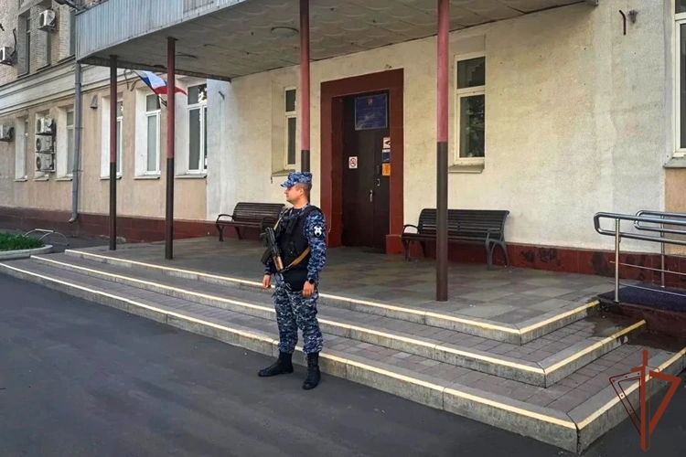 Росгвардейцы обеспечили безопасность проведения Последних звонков в Москве (видео)
