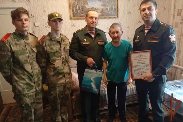 В Сарове росгвардейцы и воспитанники подшефного класса навестили ветеранов