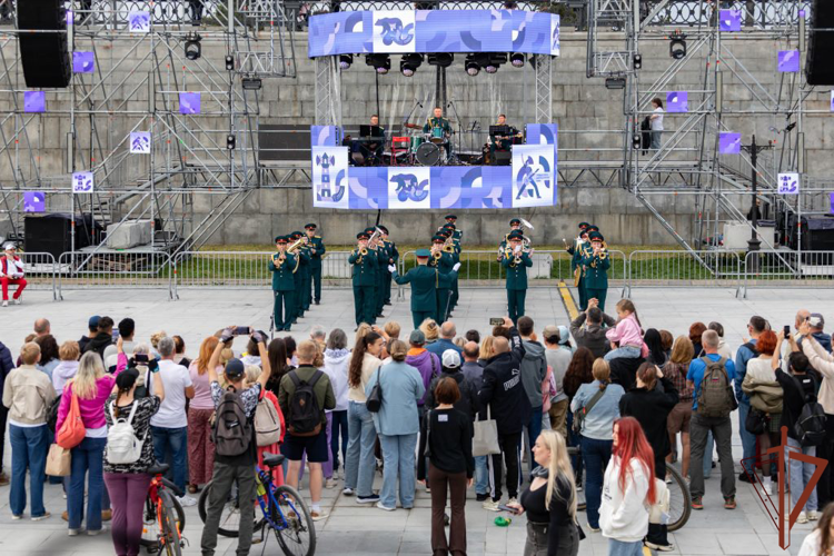 Сводный оркестр Уральского округа Росгвардии выступил перед гостями Международного фестиваля молодежи в Екатеринбурге