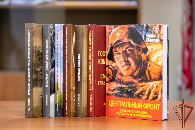 На Урале в военном клиническом госпитале Росгвардии состоялся спектакль и передача книг по военной истории