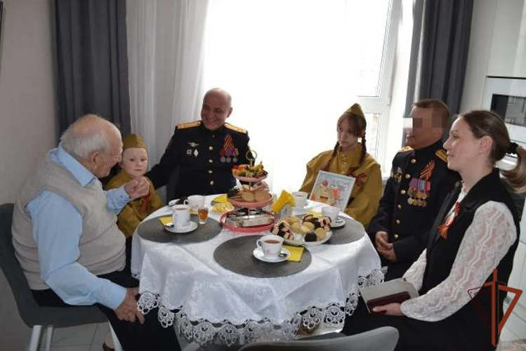 В Великом Новгороде росгвардейцы навестили 100-летнего ветерана Великой Отечественной войны