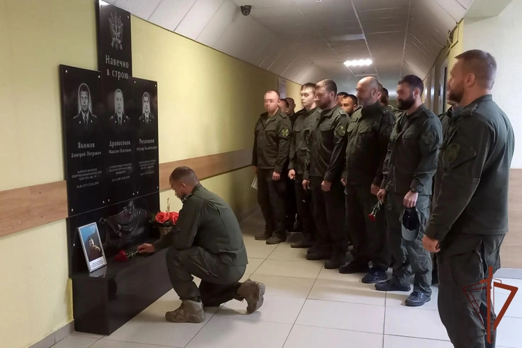 В Удмуртии росгвардейцы почтили память товарища, погибшего 18 лет назад при выполнении служебного долга