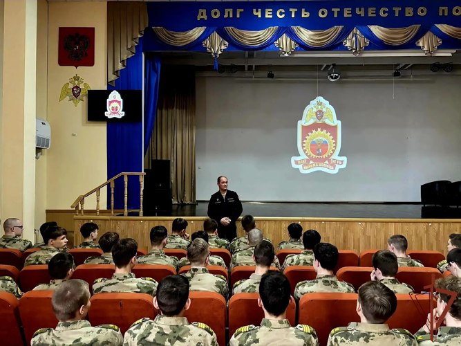 В Москве росгвардейцы провели профориентационную встречу с курсантами училища имени Шолохова