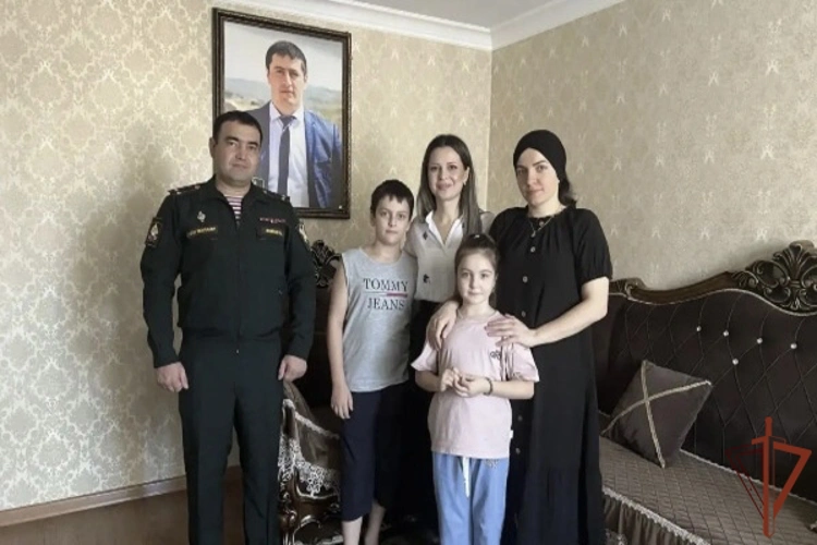 В Дагестане росгвардейцы продолжают участвовать в благотворительной акции «Собери ребенка в школу»