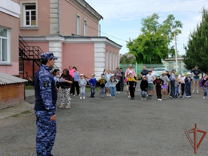Росгвардейцы провели праздничные мероприятия для юных жителей Сибири