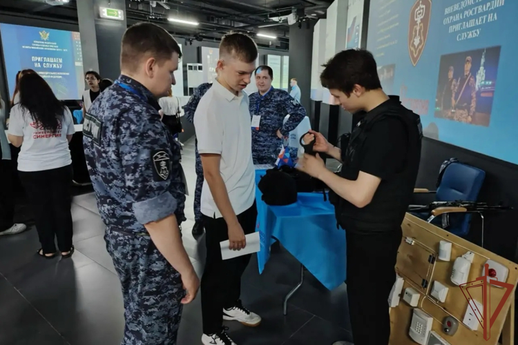 В Югре прошел комплекс профориентационных встреч Росгвардии с молодежью региона