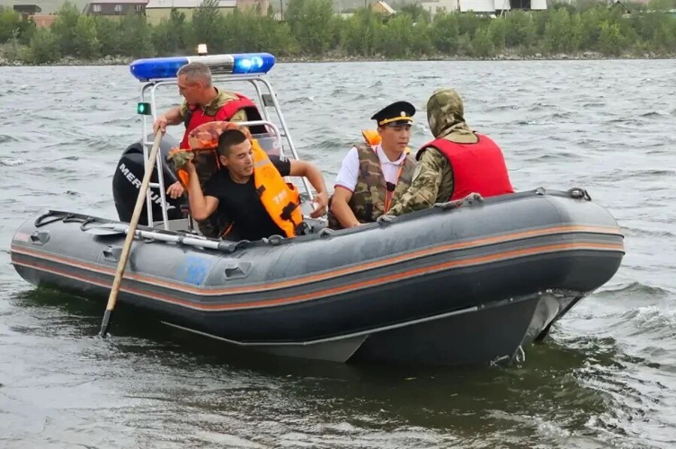 В Тыве росгвардейцы на катерах оказали помощь группе сапбордистов, оказавшихся в непогоду на Енисее (видео)