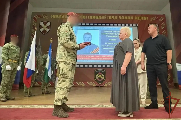 В Башкортостане вручили краповый берет матери погибшего бойца спецназа Росгвардии (видео)