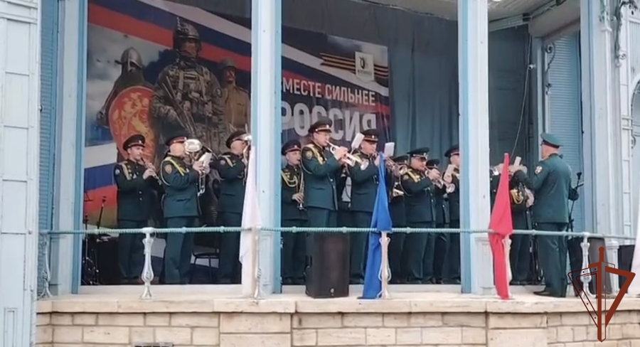 Военные музыканты Росгвардии с аншлагом выступают на КМВ