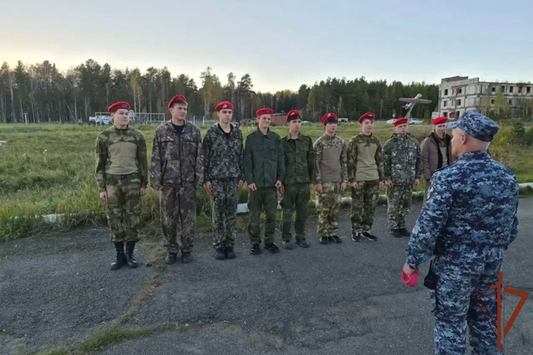 В Свердловской и Курганской областях росгвардейцы приняли участие в патриотических мероприятиях с подшефными кадетами
