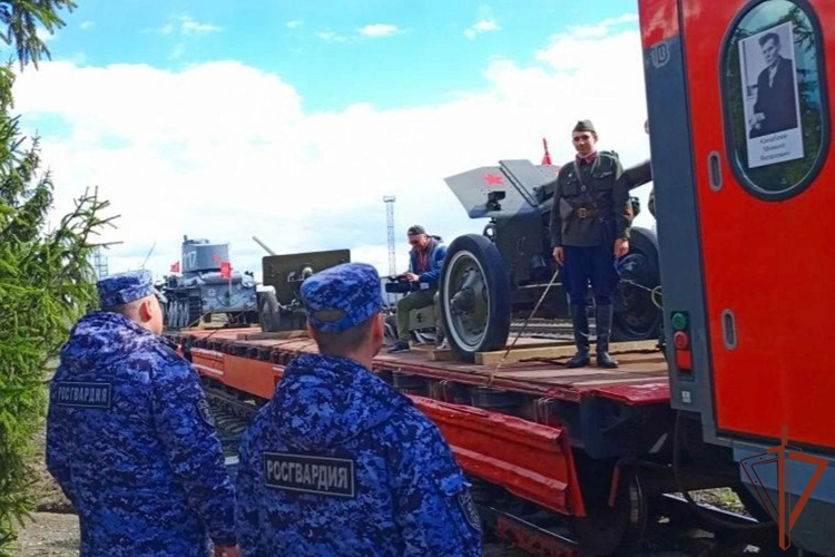В Ульяновской области росгвардейцы обеспечили безопасность во время прибытия легендарного состава «Паровоз Победы» (видео)