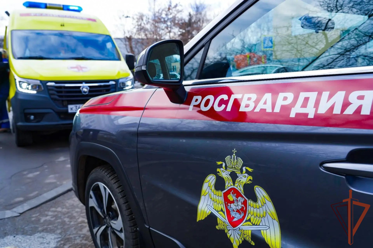 В Москве росгвардейцы помогли мужчине с больным сердцем (видео)