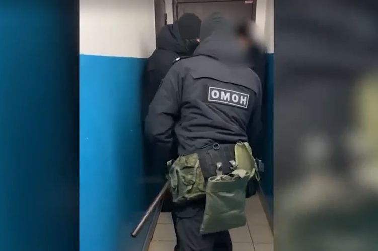 При содействии спецназа Росгвардии задержаны трое подозреваемых в незаконных операциях с банковскими картами в Татарстане (видео)