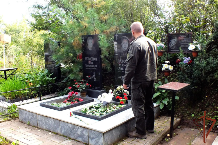 В Удмуртии росгвардейцы почтили память товарища, погибшего 18 лет назад при выполнении служебного долга