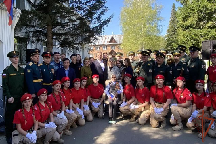 В Алтайском крае росгвардейцы поздравили 101-летнего ветерана Великой Отечественной войны с наступающим Днём Победы
