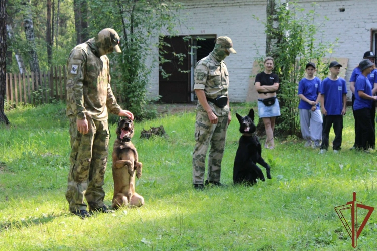Военнослужащие и сотрудники войск правопорядка знакомят подрастающее поколение сибиряков со службой в рамках акции «Каникулы с Росгвардией»