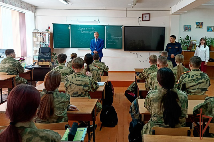На Дальнем Востоке военнослужащие и сотрудники Росгвардии провели тематические занятия для детей