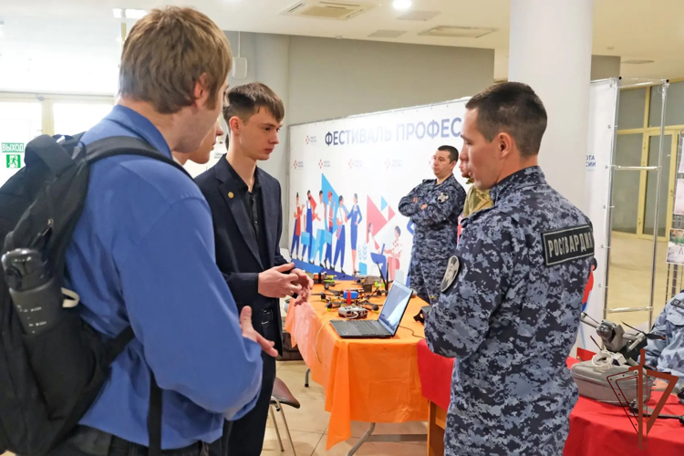 В регионах Сибири росгвардейцы провели профориентационные мероприятия