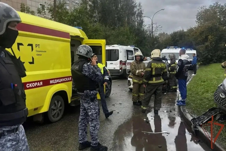 В Екатеринбурге росгвардеец и полицейский помогли пострадавшим в ДТП и задержали виновника аварии