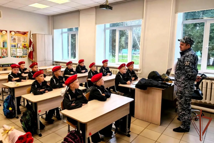 В Удмуртии росгвардейцы провели урок мужества для школьников