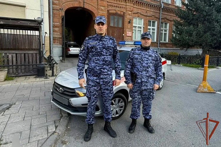 Росгвардейцы пришли на помощь жительнице Новосибирска, которой внезапно стало плохо на улице