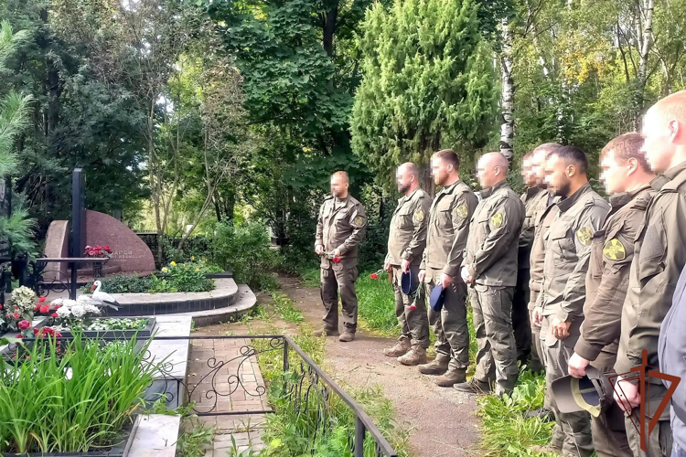 В Удмуртии росгвардейцы почтили память товарища, погибшего 18 лет назад при выполнении служебного долга