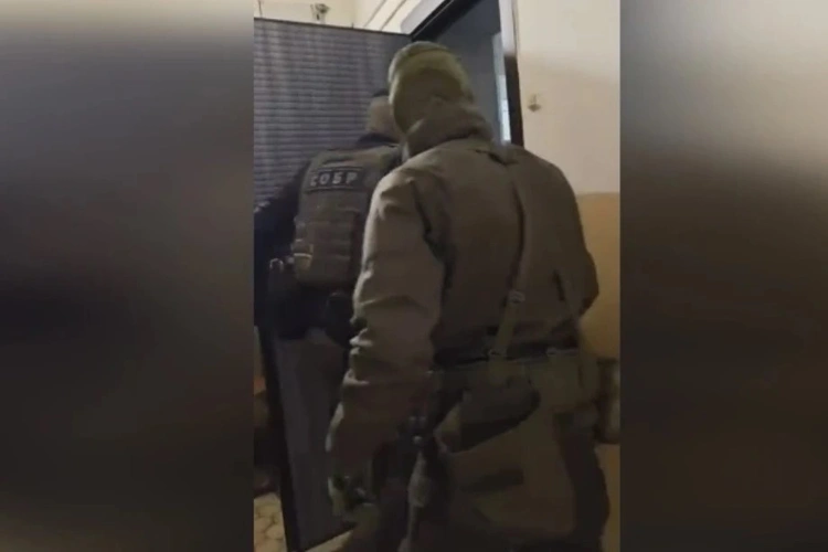 При силовой поддержке спецназа Росгвардии в Новосибирске задержан подозреваемый в грабеже (видео)