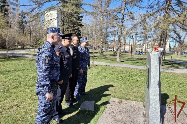 В Уральском округе почтили память героев-ликвидаторов аварии на Чернобыльской АЭС