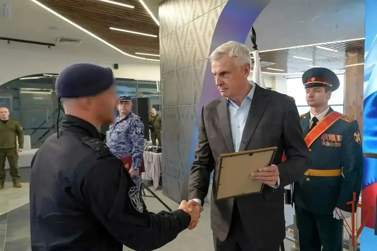В Магадане отметили заслуги росгвардейцев и показали новейшие средства связи