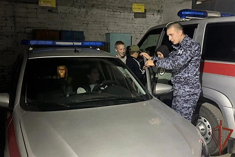 В регионах Сибири росгвардейцы провели дни открытых дверей для школьников