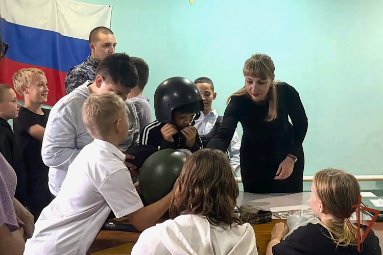 В регионах Сибири росгвардейцы провели дни открытых дверей для школьников