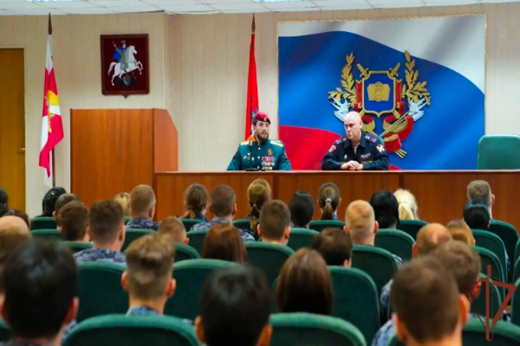 В Центре профессиональной подготовки сотрудников вневедомственной охраны столичного главка Росгвардии прошла встреча с участником СВО Львом Макеевым (видео)