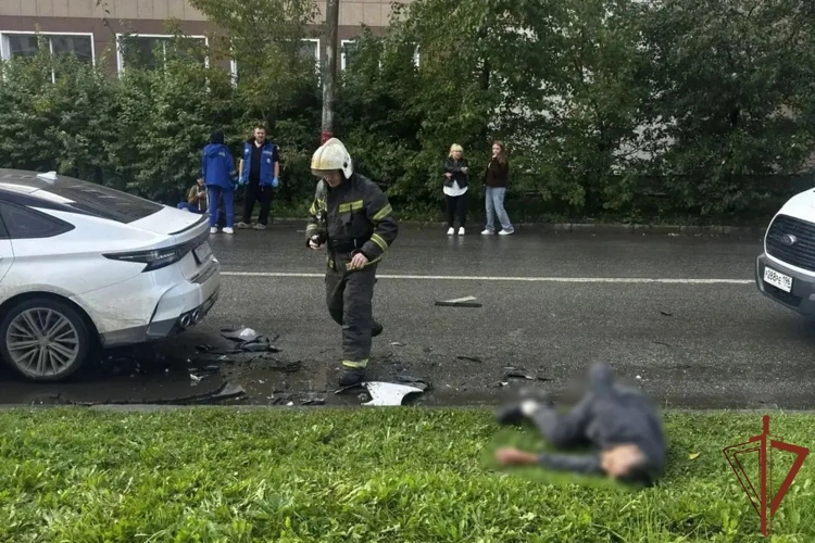 В Екатеринбурге росгвардеец и полицейский помогли пострадавшим в ДТП и задержали виновника аварии