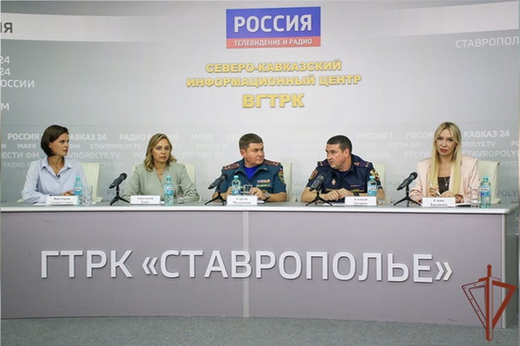 В Ставрополе офицер Росгвардии стал участником пресс-конференции по вопросам подготовки школ к учебному году