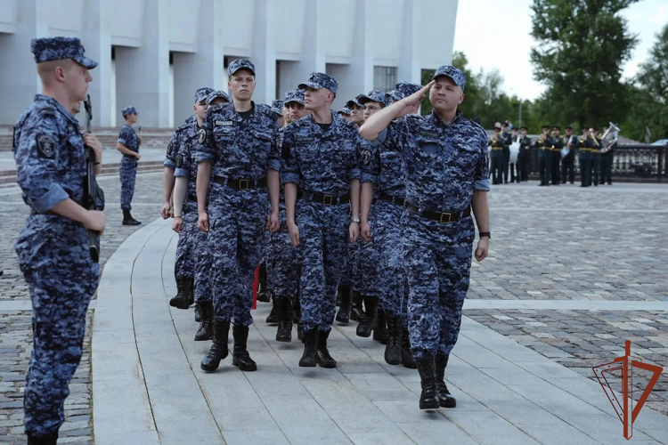 На Поклонной горе прошёл выпуск слушателей Центра профессиональной подготовки сотрудников вневедомственной охраны столичного главка Росгвардии (видео)