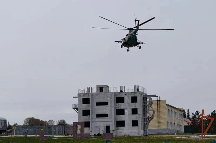 Военнослужащие отряда специального назначения «Ермак» Росгвардии отработали навыки беспарашютного десантирования с вертолета