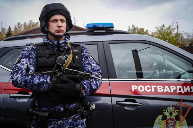В Москве росгвардейцы задержали лишённую родительских прав женщину за дебош в школе (видео)