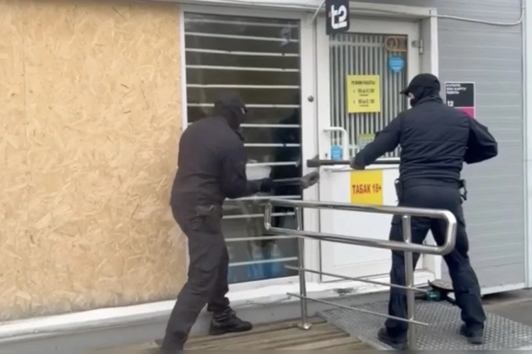 В Новосибирске при содействии спецназа Росгвардии пресечен незаконный оборот немаркированной табачной продукции (видео)