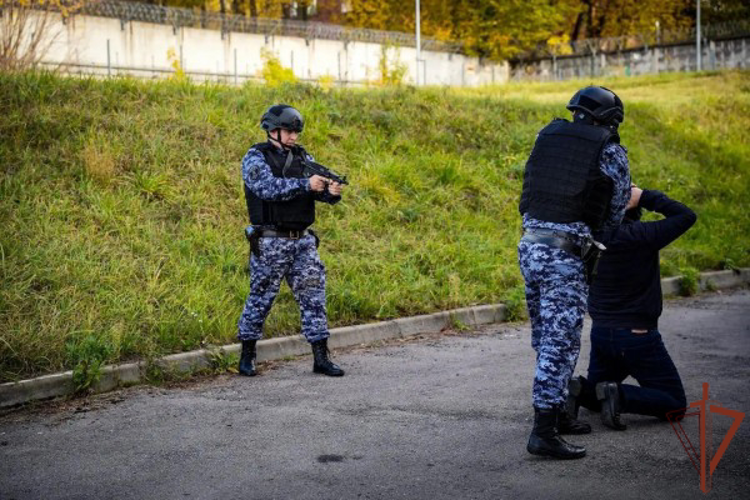 В Москве росгвардейцы провели тактико-специальную тренировку на охраняемом объекте (видео)