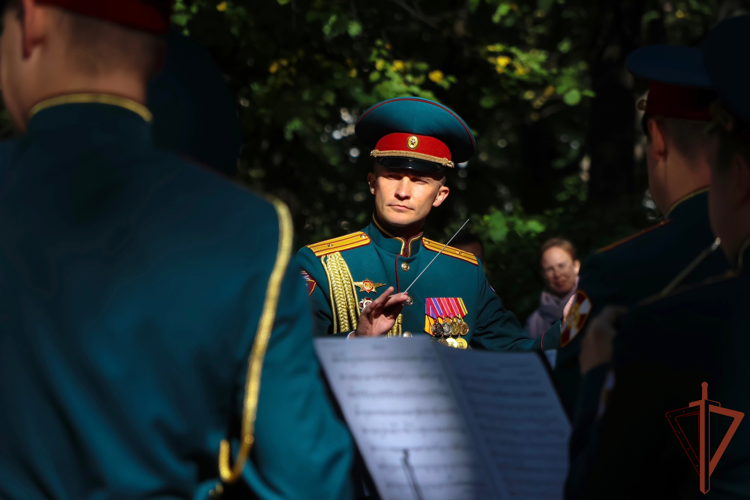 Военный оркестр Северо-Западного округа Росгвардии выступил на осеннем празднике «Сад фонтанов»