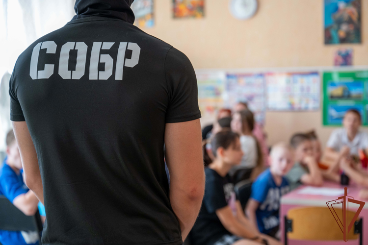 В Донецке росгвардейцы провели патриотическую акцию для воспитанников детского социального центра ко Дню Государственного флага РФ