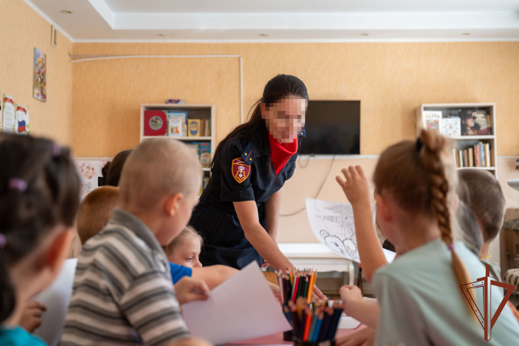В Донецке росгвардейцы провели патриотическую акцию для воспитанников детского социального центра ко Дню Государственного флага РФ