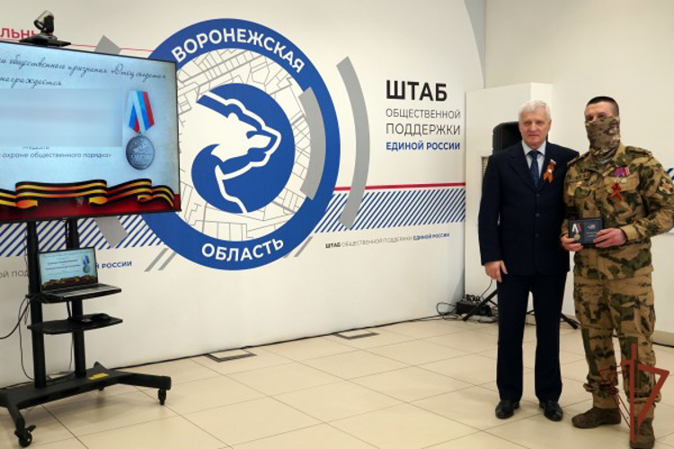 В Воронеже родителей росгвардейцев наградили общественными наградами «Отец солдата»